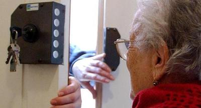 Trani, si offrono per portarle la spesa fingendosi amici del figlio: la stordiscono e le derubano la casa