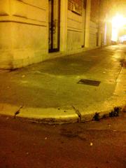 WHATSAPP. Trani, calcinacci giù da Palazzo Discanno: nessuna conseguenza per persone e cose