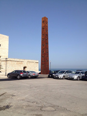 WHATSAPP. Trani, Pomodoro fa rima con affari d'oro (per gli abusivi): file d'auto allineate ai piedi dell'obelisco