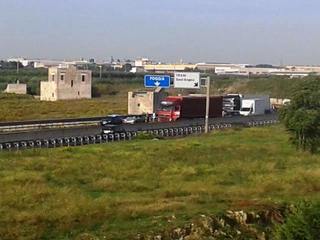 FOTO. Trani, gli incidenti diventano due: sempre sulla 16bis, un'ora dopo il primo, nuovo tamponamento tir-auto