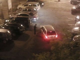 WHATSAPP. Trani, parcheggiatori abusivi davanti alla «casa» del parcheggio legale: Amet e la legalità beffate ancora una volta