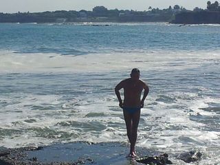 WHATSAPP. Trani, la schiuma in mare è più anomala del caldo: rovinato l'ultimo bagno d'ottobre