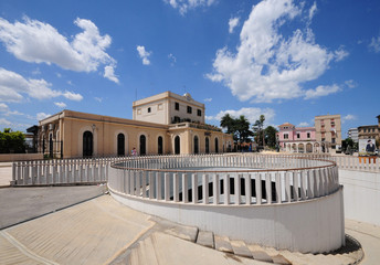 Trani, si getta nella vasca e poi si lancia verso i binari: fermato da carabinieri e 118