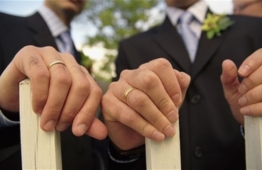 Unioni gay celebrate all'estero, anche a Trani Sel ne chiede la trascrizione nei registri di stato civile