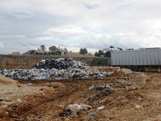 Caso discarica, l'analisi di Rifiuti zero: «Il castello del sindaco di Trani è crollato»