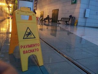 Pavimentazione sconnessa e il cittadino svicola? Il Comune deve risarcire i danni. Ma occhio ai 