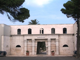 Il circolo Pertini rilancia la questione: «Arriva la commemorazione dei defunti, ma al cimitero di Trani davvero non si muove nulla»