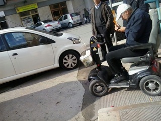 WHATSAPP. Scivoli e marciapiedi occupati, a Trani storie di tutti i giorni