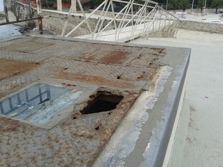 WHATSAPP. Copertura ossidata sul fortino della villa di Trani: quel buco è un pericolo