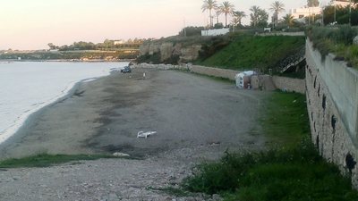 Trani, l'estate è finita e sulla spiaggia i pescatori ci arrivano in auto. Alla Seconda spiaggia spunta persino una baracca