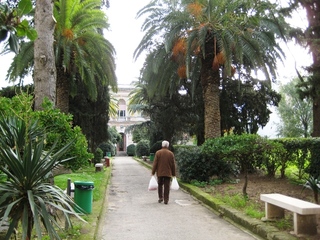 Gli ospiti di Villa Guastamacchia alzano la voce: «Troppe carenze nella struttura». Fra le richieste, l'abbonamento a Sky