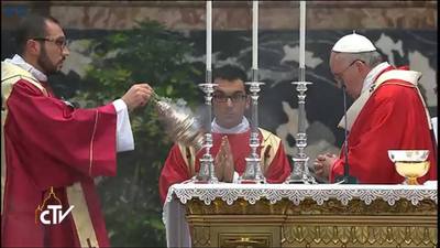 Dalla Diocesi di Trani a San Pietro per servire messa a Papa Francesco. In foto i diaconi Luigi Ciprelli e Vincenzo Bovino