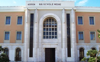 Liceo classico di Trani sdoppiato, si lamenta ufficialmente solo una mamma: «Via Stendardi è obsoleta, ma almeno ci vadano tutti»