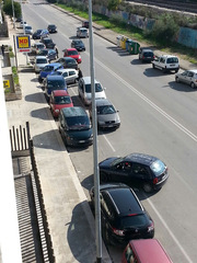 WHATSAPP. A Trani sud è nata una nuova strettoia: in via Falcone, davanti al discount, si parcheggia così