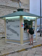 Turismo a Trani, tante presenze ma poche permanenze. I pregi: «Pulizia e gentilezza». I difetti: «Area bus e parcometri»
