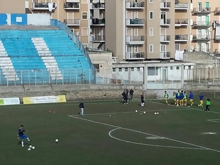 Stadio comunale: finita la semina, iniziano i problemi. Il gestore: «Fino al 16 non si può giocare. Se si facesse, non ci assumeremmo responsabilità»