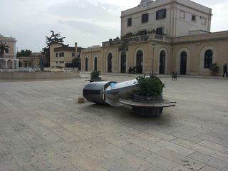 Vento forte a Trani: cadono rami, calcinacci ed impianti pubblicitari