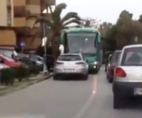 VIDEO. Caos all'uscita da scuola: parcheggia sulla corsia di marcia e blocca due bus di turisti in visita a Trani