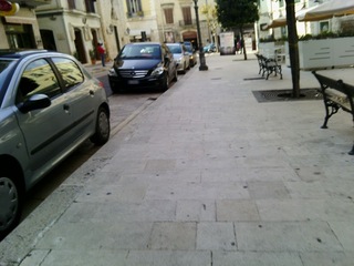 Via San Giorgio, spesi 915 per riparare i pilomat. Ma le auto passano e, altrove, i dissuasori sono ancora bloccati