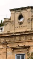 WHATSAPP. «Che tempo e che ora che fa». L'orologio sull'ex biblioteca di Trani è di nuovo in bilico