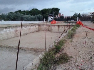 WHATSAPP. In via Alberolongo la proprietà privata diventa un pericolo pubblico. Doppio appello al Comune di Trani di residenti ed automobilisti