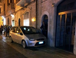 WHATSAPP. Trani, parcheggia davanti al portone: acrobazie e proteste per entrare in casa