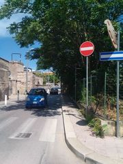 Invertire il senso di marcia alla strettoia? Può darsi, ma, intanto, i bus in arrivo a Trani hanno adeguato il percorso a quello vigente