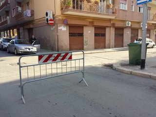 Scuole di Trani, la coperta resta corta: al De Amicis, transenna senza vigili. Se ne occupa il personale Ata