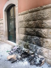 AGGIORNATO. Notte di teppismo nel centro di Trani: a fuoco rifiuti, distrutta una bici e un bidone della differenziata