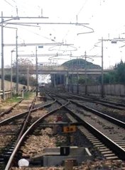 Trani, pedoni passano sotto le sbarre ed il passaggio a livello torna a bloccarsi: anche questa volta si darà la colpa alle Ferrovie?