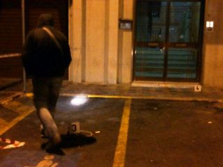 FOTO. Trani, altra notte di paura in via Togliatti: quattro colpi di pistola contro il portone davanti al quale erano andate a fuoco tre auto
