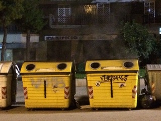 VIDEO. Trani, piromani di nuovo in azione in piazza Dante e nelle vicinanze dell'Hotel Royal