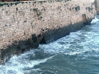 Il muraglione della villa di Trani sta nuovamente cedendo. Pressoché vane anche le recenti infiltrazioni in cemento