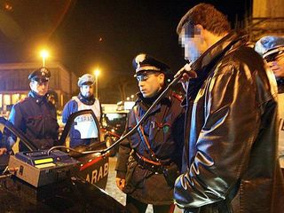 Guidano brilli e senza patente: due giovani deferiti dai carabinieri di Trani. Segnalate altre tre persone per consumo di droga