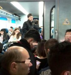 Treni sovraffollati, a Trani già tutti in piedi: «Se sopprimono i precedenti, sarà sempre così»