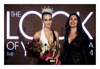 FOTO. «The look of the year», Mariagrazia Cucinotta scende a Trani e premia la piemontese Martina Villanova