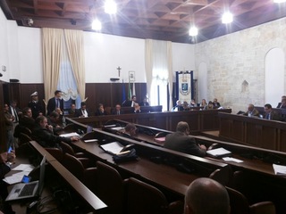 Consiglio Trani, chiuso il capitolo debiti con i soliti 17 voti. Seduta terminata alle 23