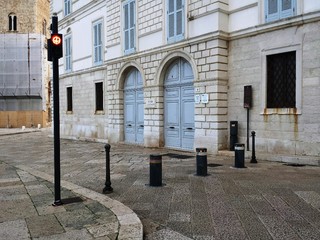 Cattedrale di Trani e dissuasori: una fila funziona, l'altra ancora no