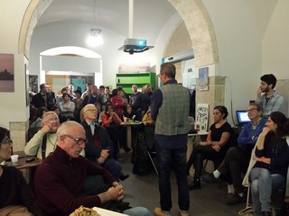 La filosofia mette tutti d'accordo: a Tranilibri non c'è più posto per ascoltare Gianni De Iuliis e confrontarsi con lui