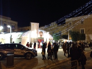 FOTO. Trani e piazza Longobardi accolgono «Il magico villaggio di Babbo Natale». Attività fino al 6 gennaio