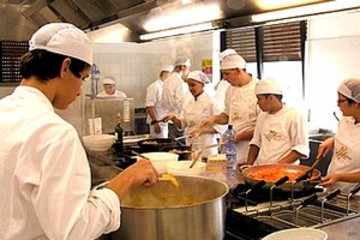 L'Alberghiero di Trani non si sente... alla frutta. La comunità scolastica: «Dopo sacrifici immani, nessuno può toglierci ciò che ci siamo sudati»