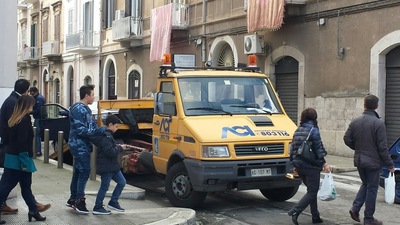 AGGIORNATO. Trani, una processione al giorno leverebbe l'incivile di torno. Quattro rimozioni e venti contravvenzioni