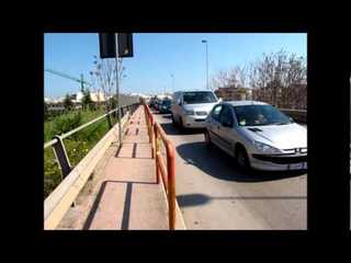 Tamponamento a tre sul cavalcavia di Trani centro: traffico in tilt