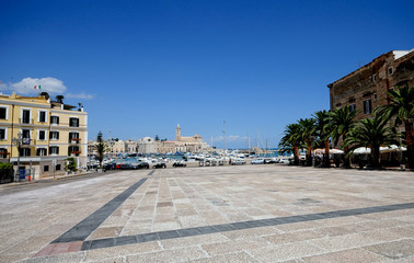 Musica e pandori benefici, doppio appuntamento oggi davanti al porto di Trani