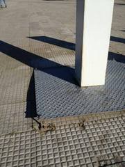 Bike sharing a Trani, il disastro continua: scompare la gabbia di protezione e bimbo si ferisce alla struttura, mai riparata, di Colonna