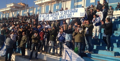 Oggi l'ultimo saluto a Davide Santorsola. I tifosi del Trani lo onorano così