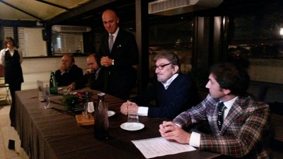 Proietti in casa Tif, chiacchierata tra arredi natalizi. La serata di solidarietà tra Serena Brancale, Proietti e Fabrizio Corallo