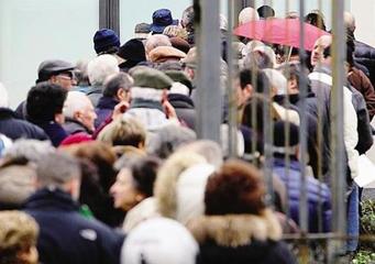 Refezione a Trani, code e disagi anche per le famiglie. Per i Verdi, «ormai è un calvario»