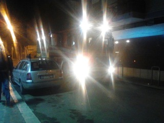 A fuoco un garage in via Maraldo da Trani. Primo bilancio: distrutta un'auto, annerita la facciata