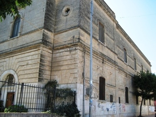 Tra le lacrime, ospiti tutti via: la casa di riposo, da ieri, è vuota. Giuliano (Flp): «Politica completamente assente e responsabile»